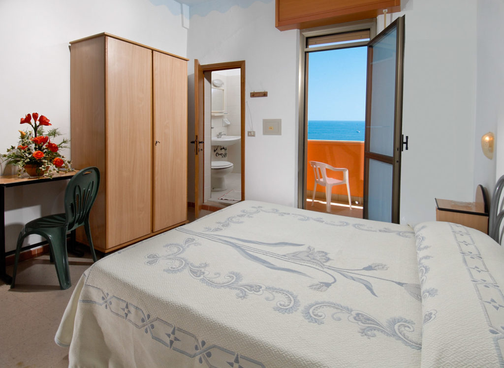 La camera fronte mare dell'Hotel Edelweiss a Torrette di Fano