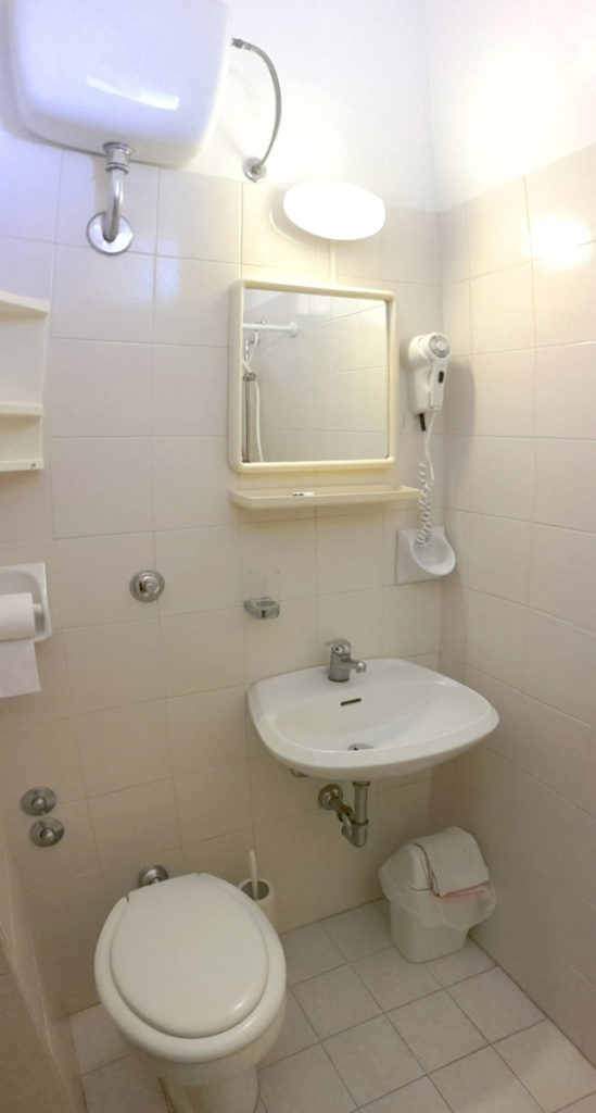 Il bagno delle camere lato monte - Hotel Edelweiss
