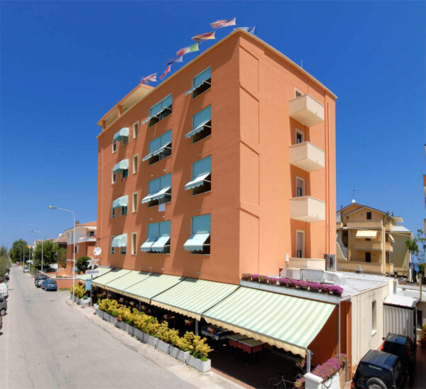 L'esterno dell'Hotel Edelweiss a Torrette di Fano