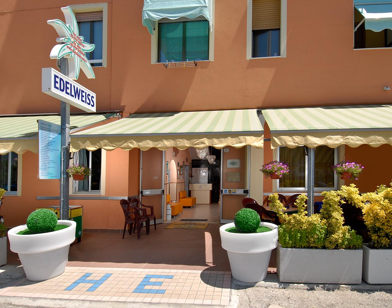 L'ingresso dell'Hotel Edelweiss a Torrette di Fano
