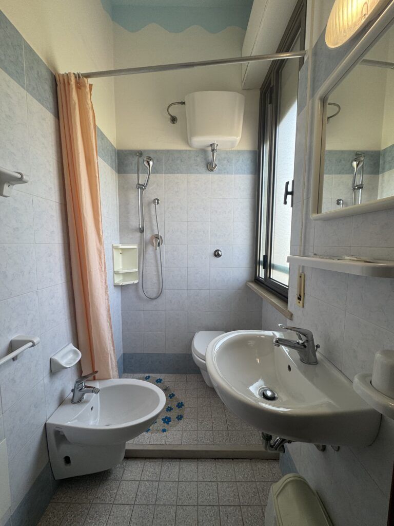 Le camere dell'Hotel Edelweiss - Il bagno con doccia tenda