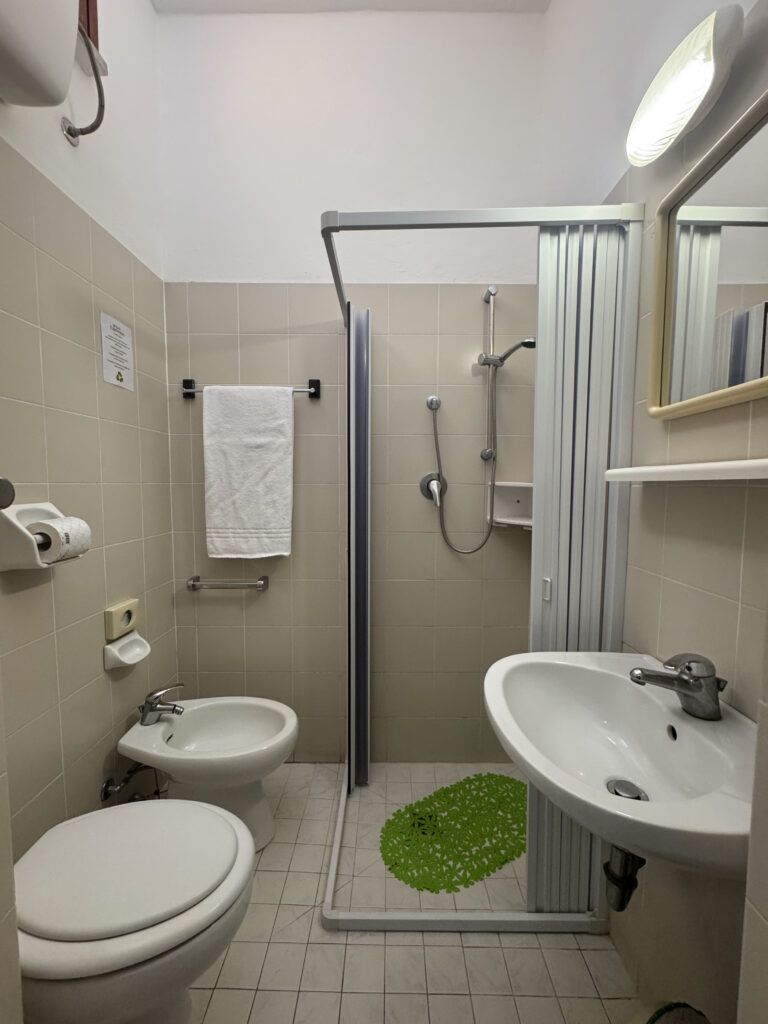 Le camere dell'Hotel Edelweiss - il bagno con il box doccia